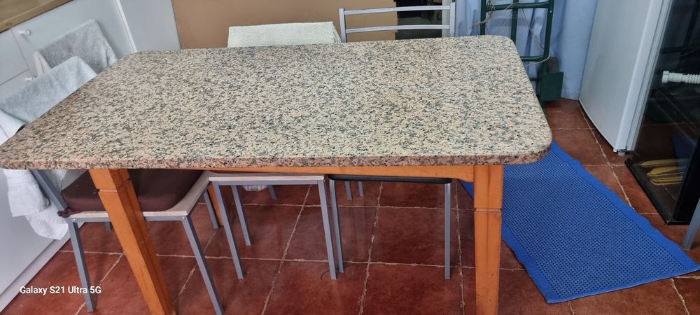 Mesa com tampo em mármore