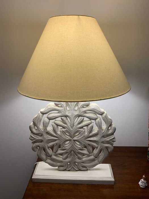 Candeeiro em madeira com abat-jour beije