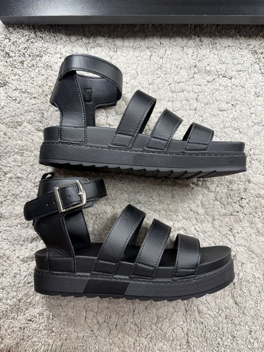 Продам босоніжки , нові ( є маленька подряпина на устільці )