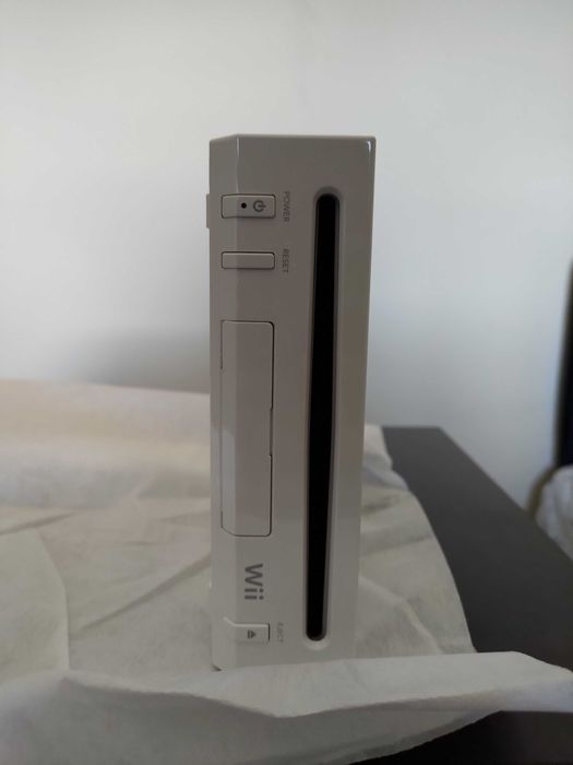 Wii + 2 Controllers with Nunchuk + Accessories + 3 Games64553066987523120