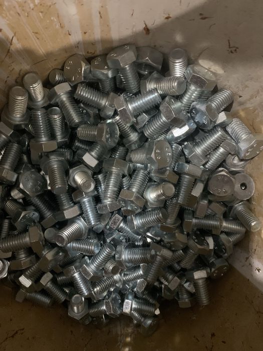 Parafusos novos  e porcas