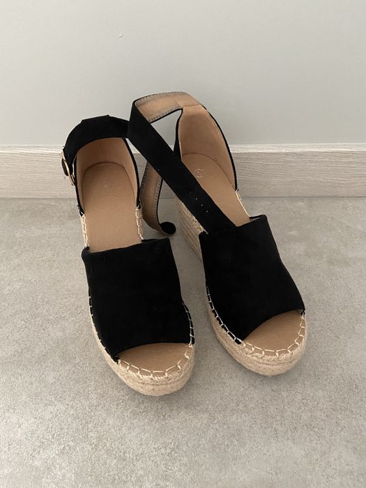 Sandały na koturnie