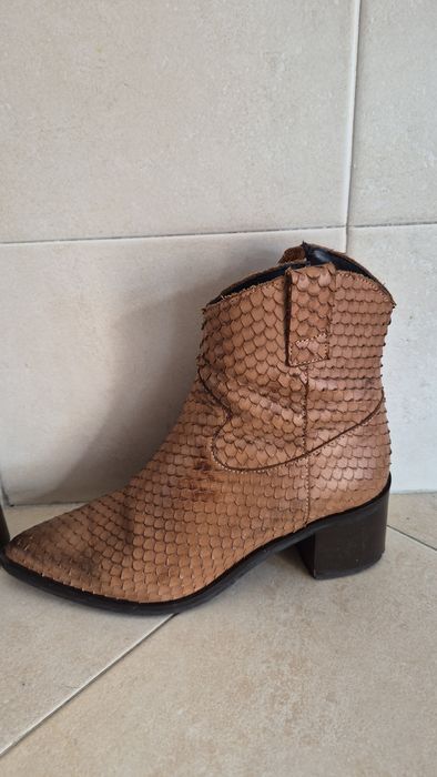 Botas em pele pouco usadas