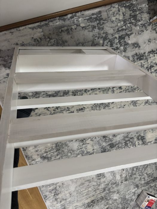 Półka na książki biblioteczka biała drewniana z szufladkami