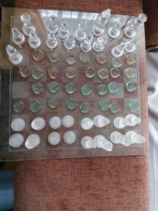 1 tabuleiro de xadrez e de damas em vidro colorido