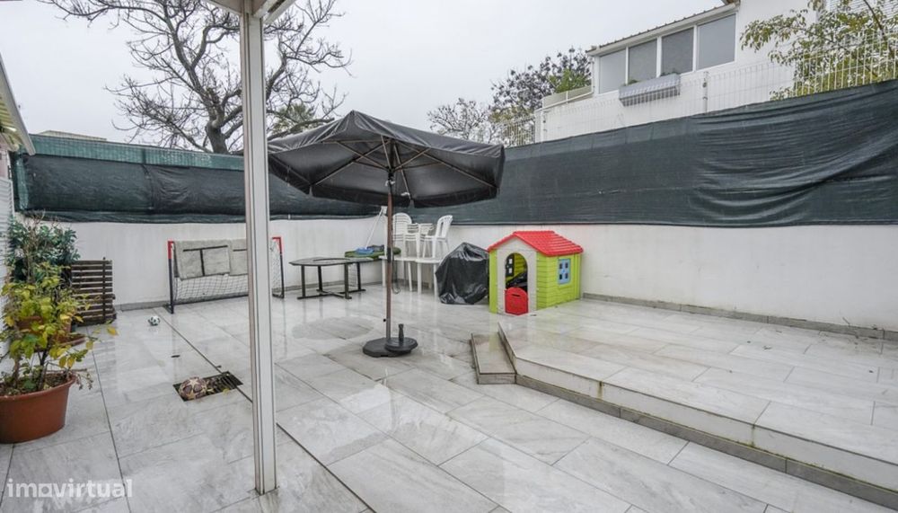 Amplo apartamento T3, com terraço, à venda em Quarteira, Algarve