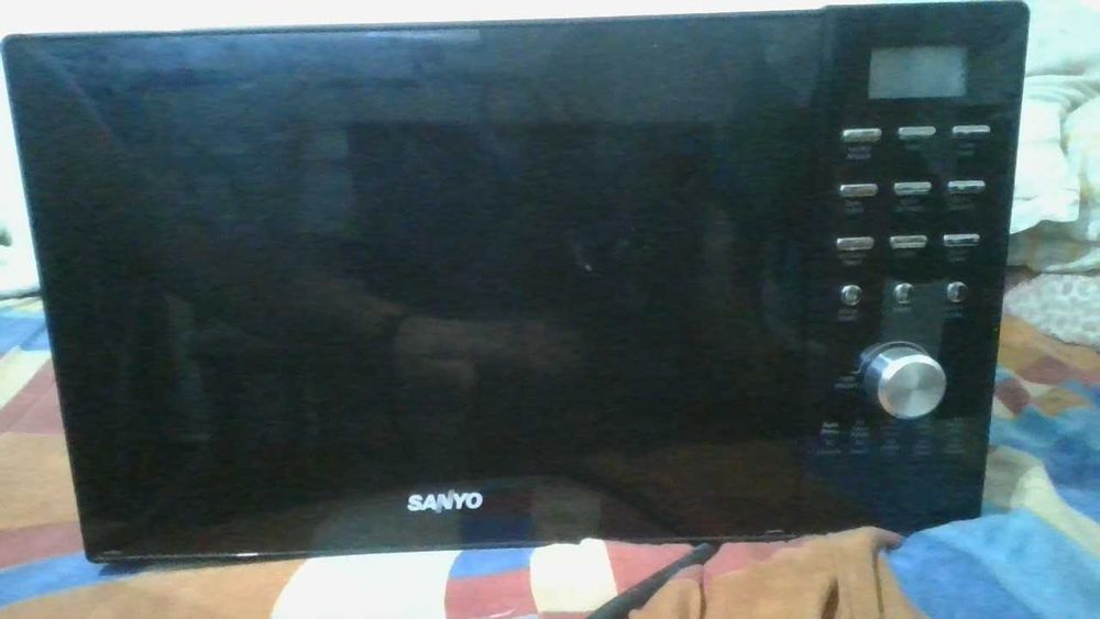 vendo forno/micro-ondas da Sanyo completamente novo por 150 euros e liquidificador por 40 euros