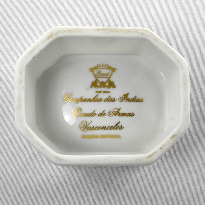 Saleiro em porcelana Porart decoração Escudo de Armas Vasconcelos