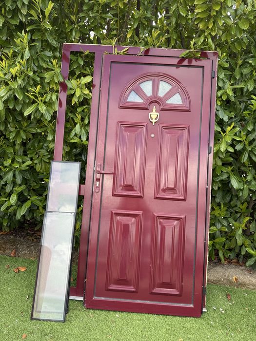 Porta de Entrada em alumini com lateral de cor vermelho vinho