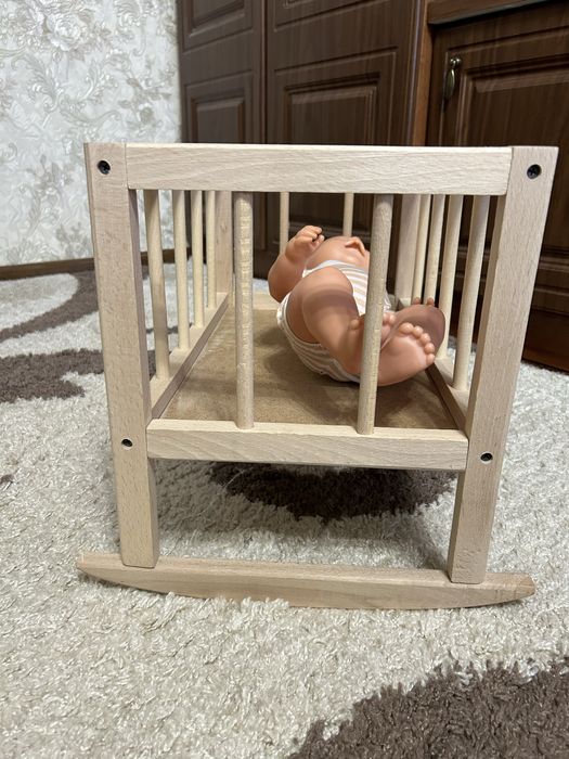 Лялька з кроваткою