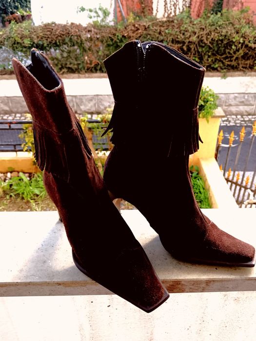 Botas em pele de camurça castanha, com franjas, tamanho 34