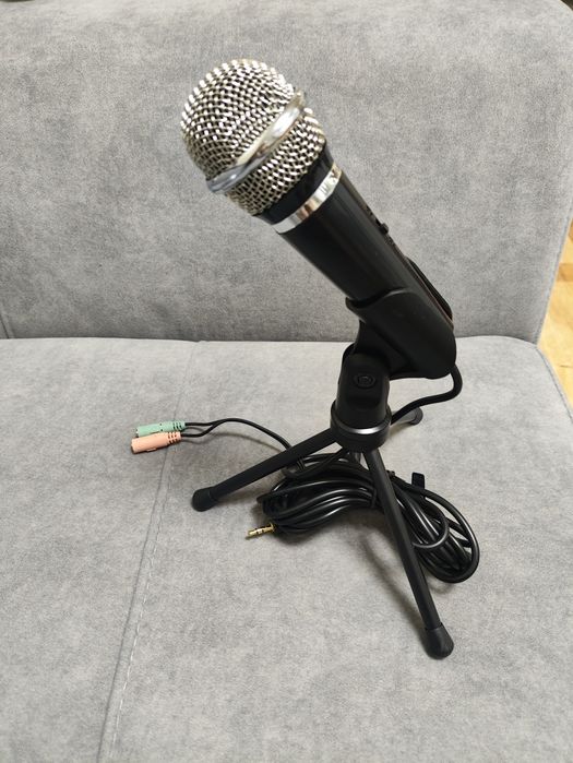 Mikrofon trust na statywie