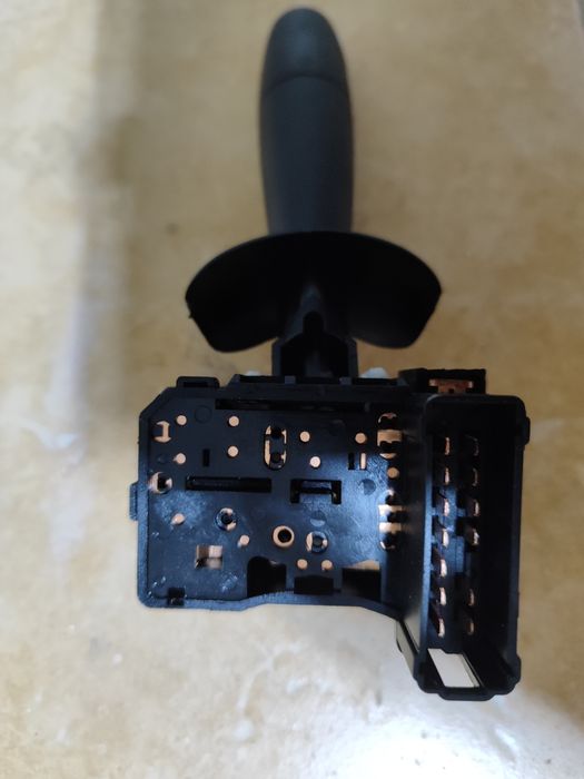 Przełącznik wycieraczek i spryskiwaczy.