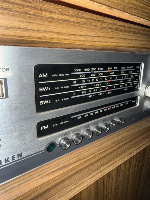 Móvel vintage Telefunken com rádio e gira-discos