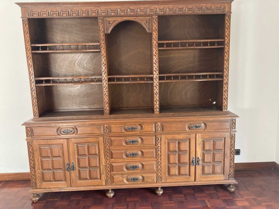 Móvel de Sala / Louceiro em Madeira Maciça com Muita Arrumação