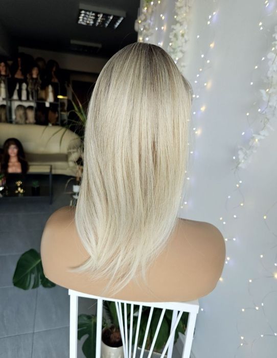 Iga Mini topper jasny blond z odrostem i grzywką naturalny efekt