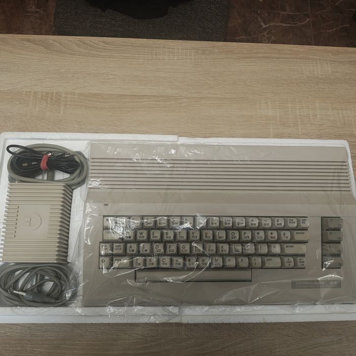 Sprzedam Commodore c 64  stan sklepowy