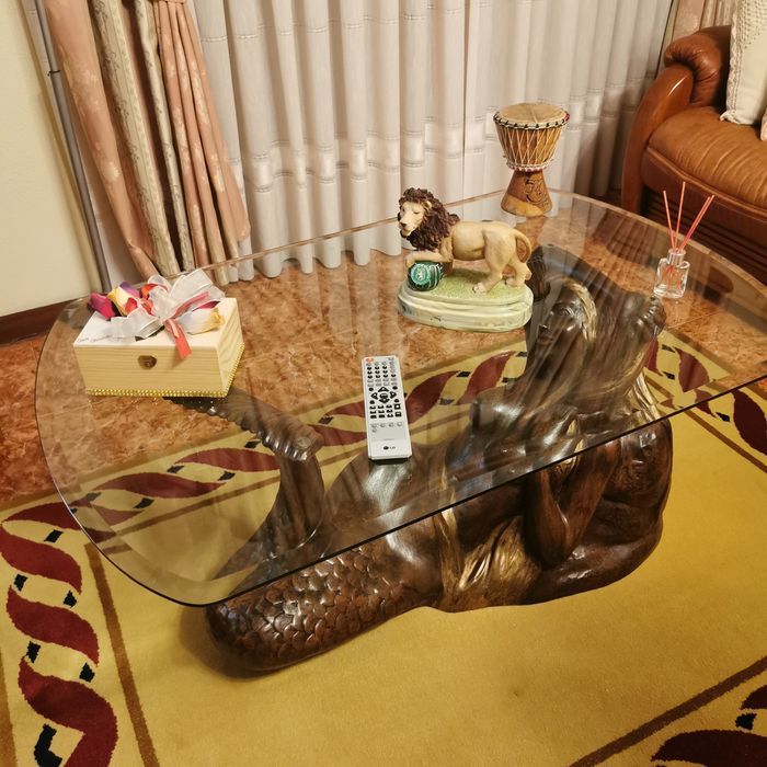Mesa de vidro com elemento