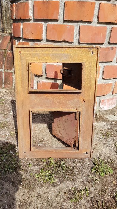 Metalowe drzwiczki do pieca