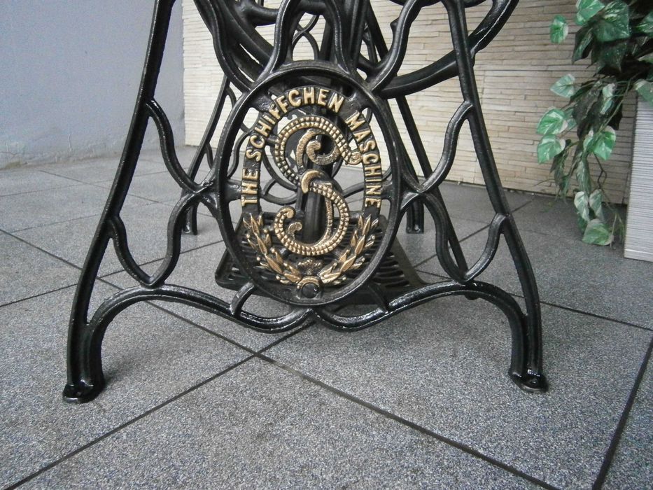 Stolik na podstawie maszyny do szycia.