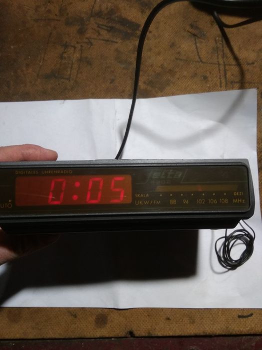 Часы с радио и таймером будильника