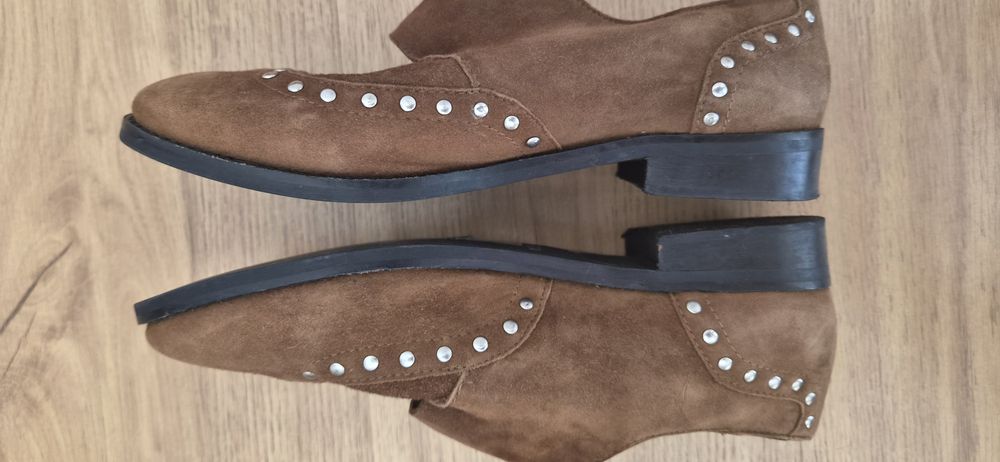 Sapatos castanhos em camurça com fivelas — N.º 39