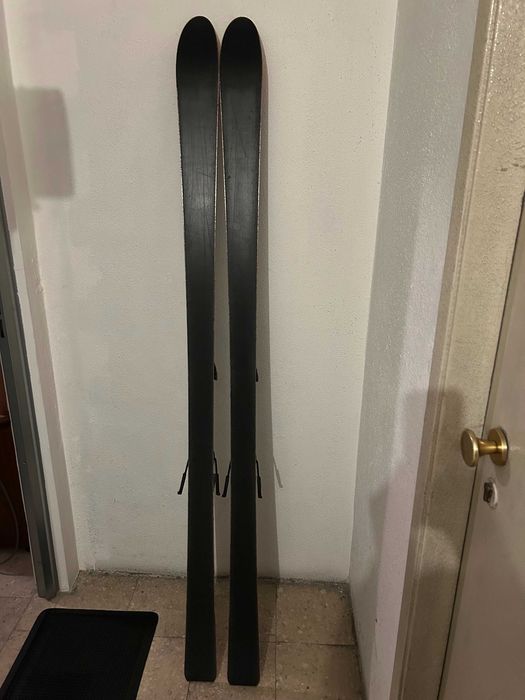Skis para esquiar na neve