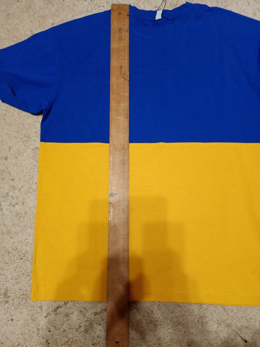 Футболка жовто-блакитна.