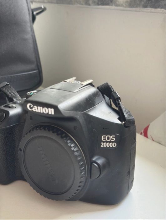 Canon EOS 2000D DSLR Camera + EF-S 18-55mm IS II Lens + Bag + Charger