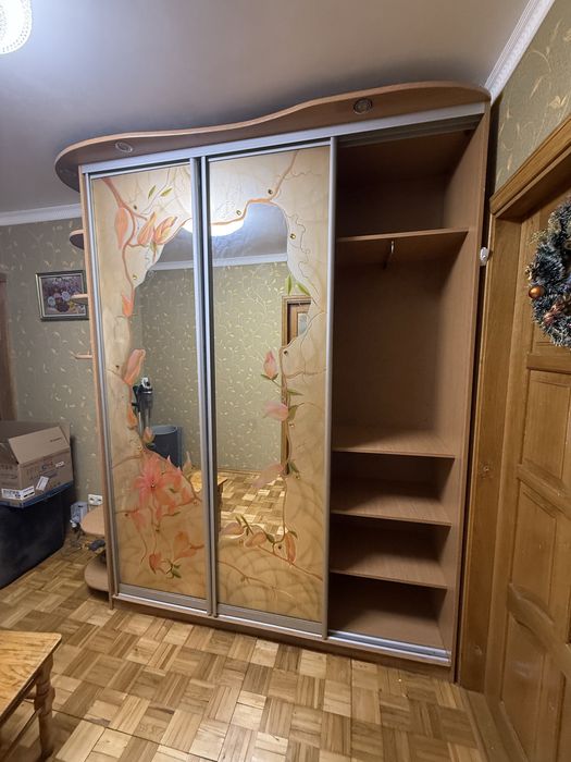 Шафа-купе трьохдверна.