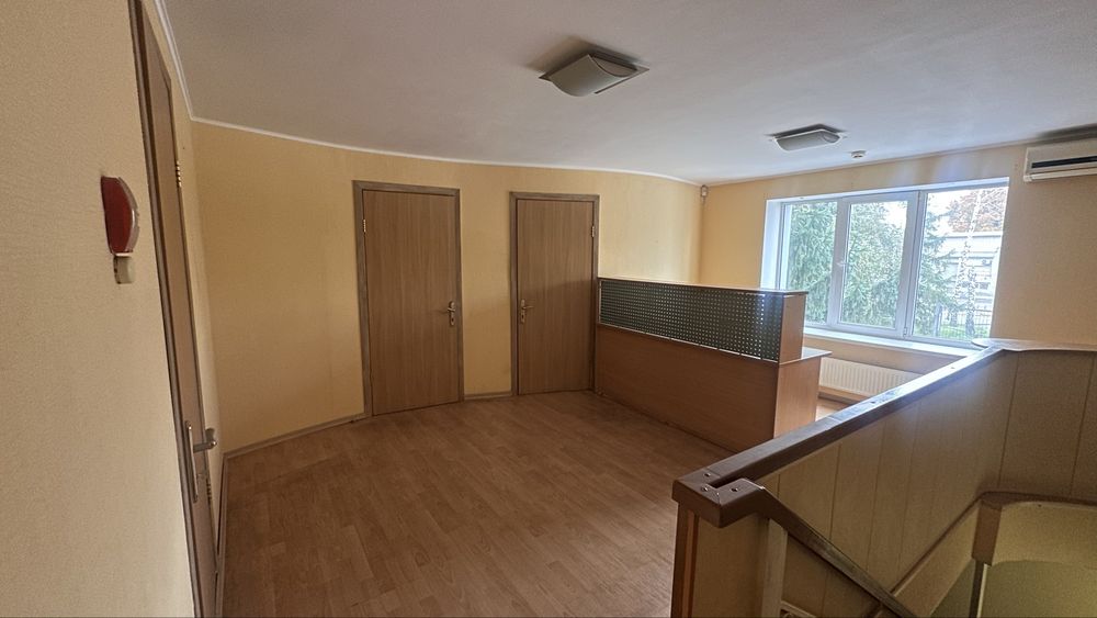 Продаж адміністративного приміщення 215 кв м