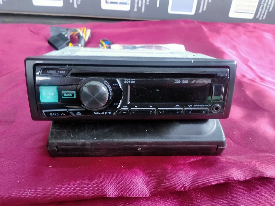 Alpine CDE -180R магнитола с блютузом