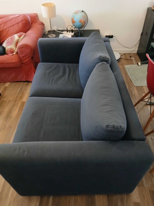 Sofa Azul Ikea com capas amoviveis.
