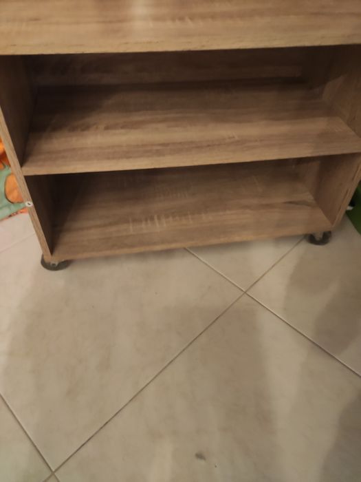 Pequena mesa com rodas