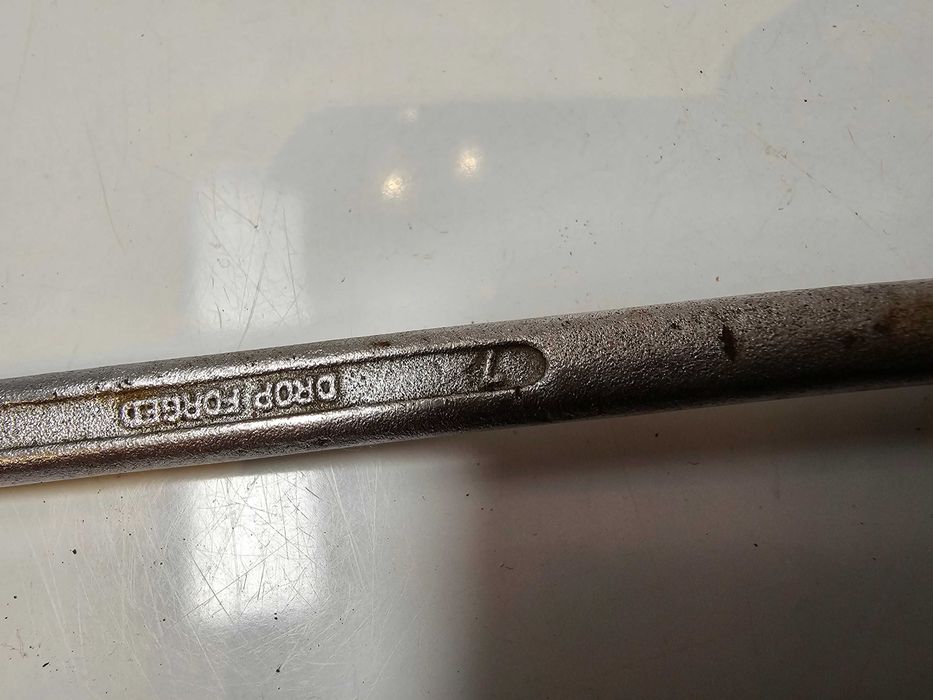 Metalowe narzędzia warsztatowe.