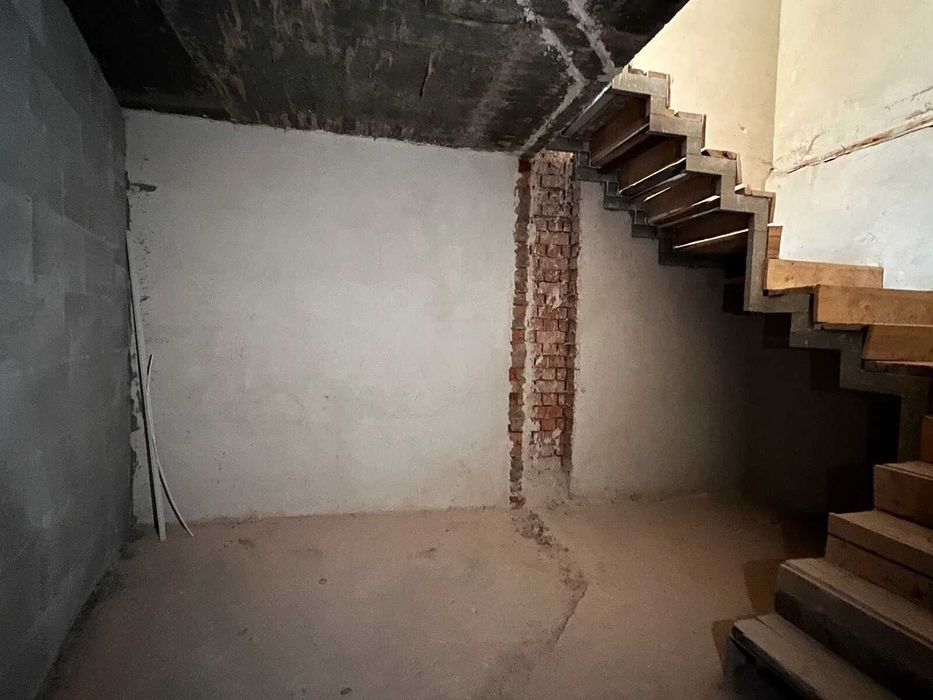 Продається простора 3 кім. квартира в новобудові площею 131 м2