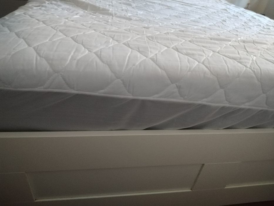 Cama e mesas de cabeceira ikea