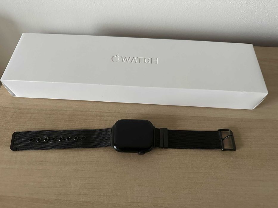 Apple Watch Series 7 45mm Midnight Aluminum Case com várias pulseiras.