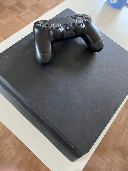 Ps4 como nova com 2 comandos e jogos