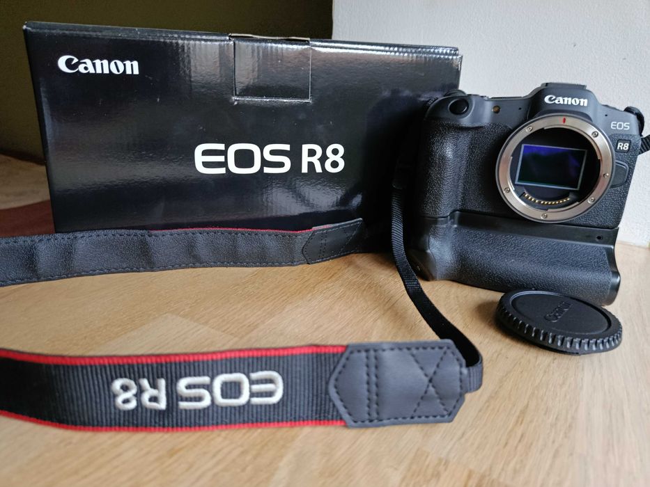 Фотоапарат Canon r8 + батарейний блок