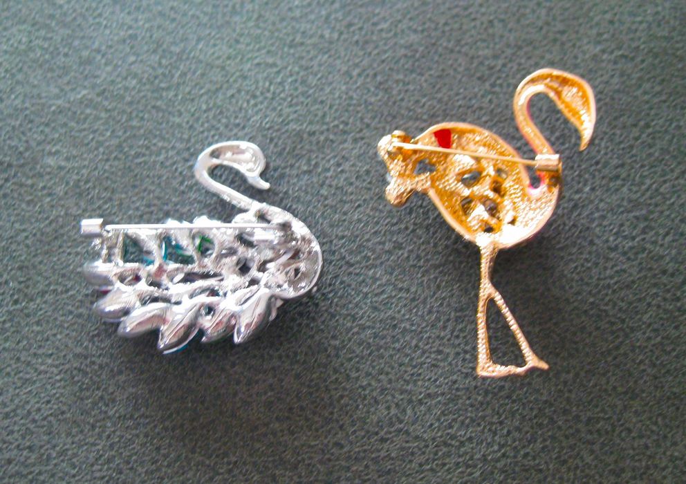 Alfinete / Broche / Pregadeira Cisne Pedras Coloridas NOVO