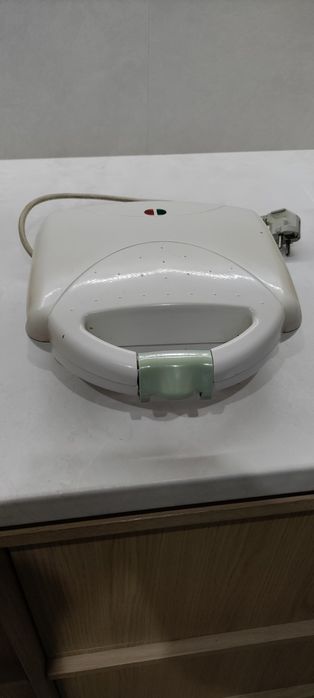 Opiekacz do kanapek tostów Philips 690W