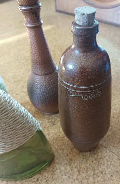 Conjunto de diferentes garrafas