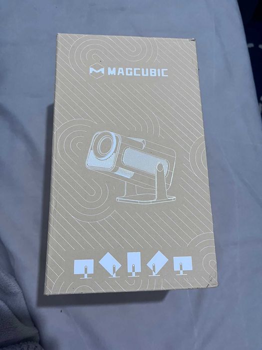 Projetor UHD com caixa