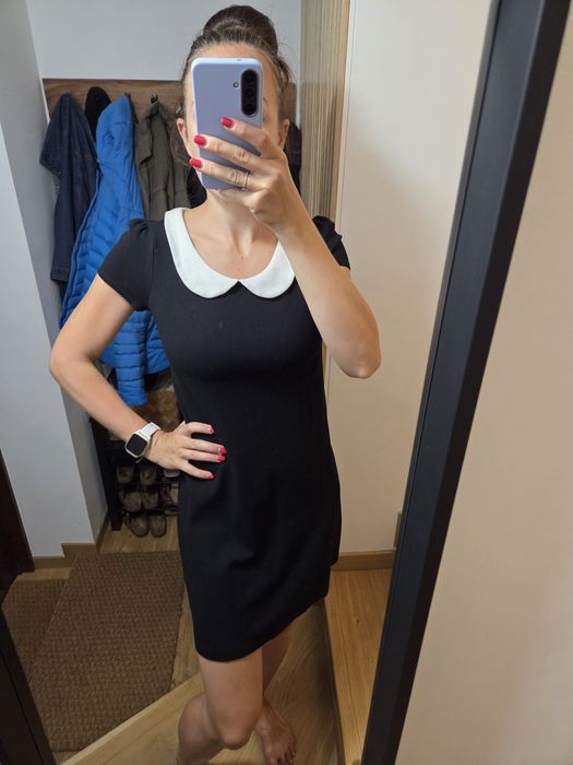 Czarna sukienka z białym kołnierzykiem Next maternity