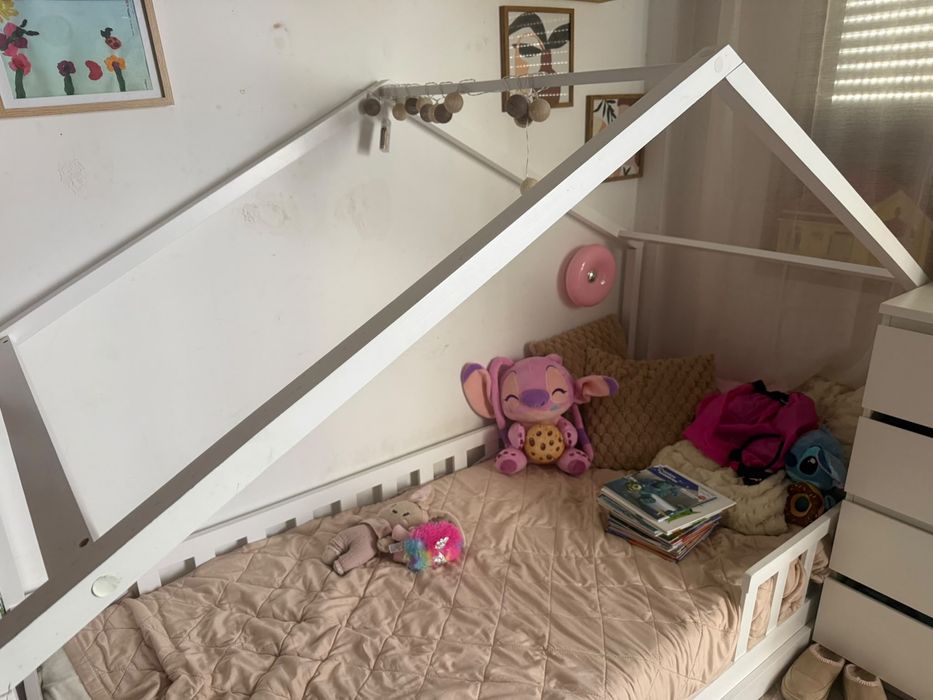 Cama Montessori com gavetas