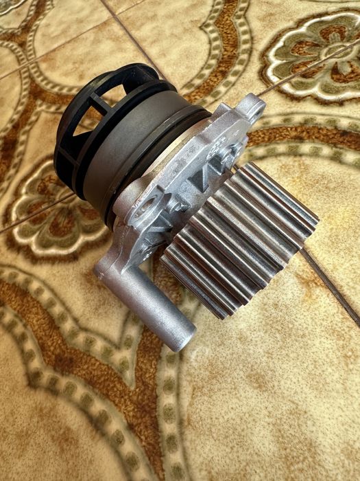 Помпа водяна Tiguan 2.0TDI CBAB