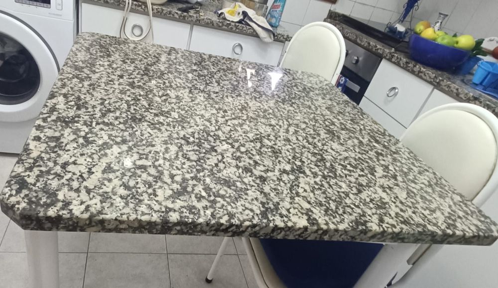 Mesa de mármore quadrada