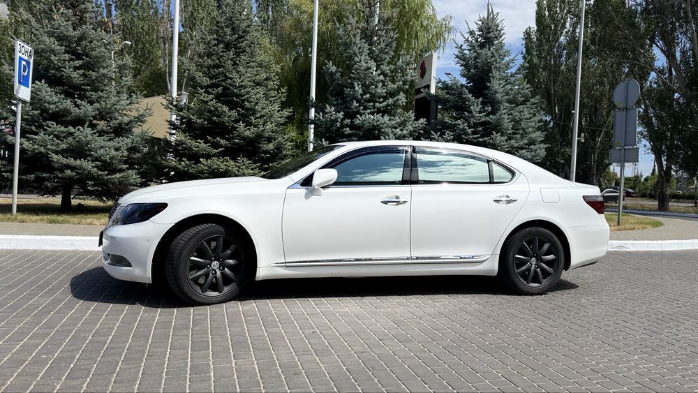 Lexus ls 600 hl в очень хорошем состоянии весь в родной краске!