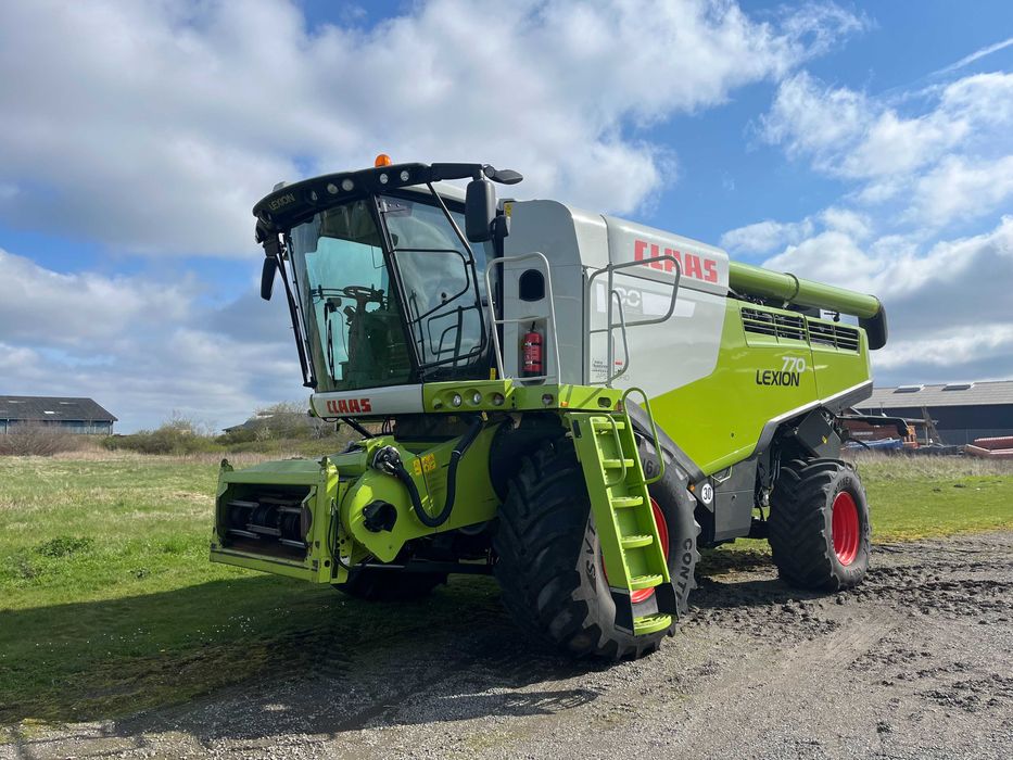Комбайн зернозбиральний CLAAS Lexion 770